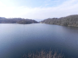 Panorama sul Lago Pistono dall’area del Ristorante La Monella (23535 bytes)